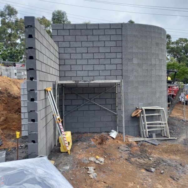 20.03C Concrete Block Curved Half Wall 190x190x190/140mm (Grey) - Image 2
